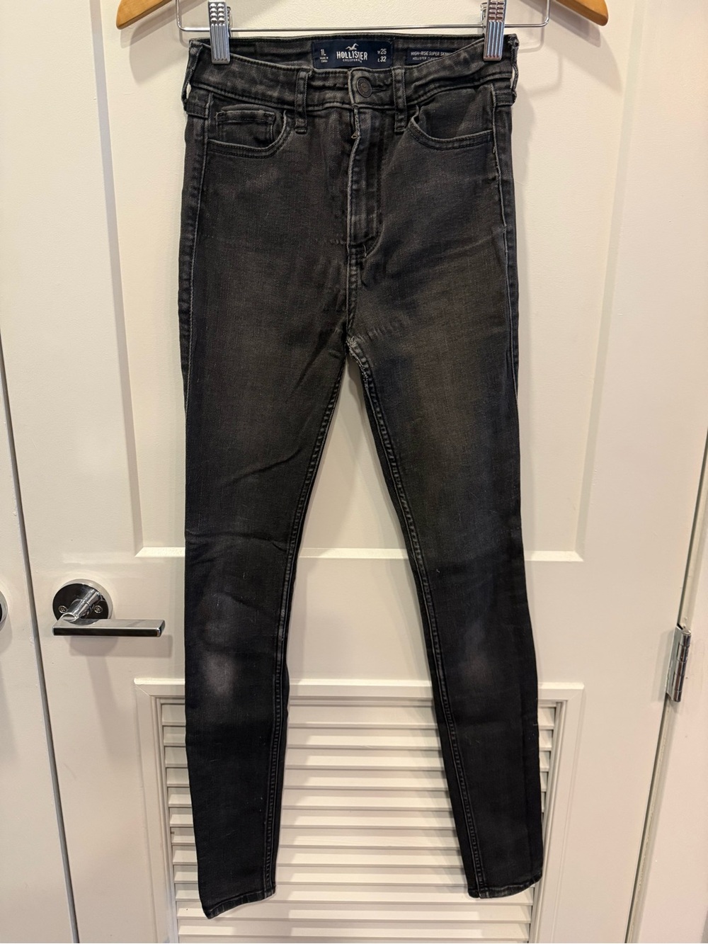 Hollister (25) Super High Rise Super Skinny Jeans black